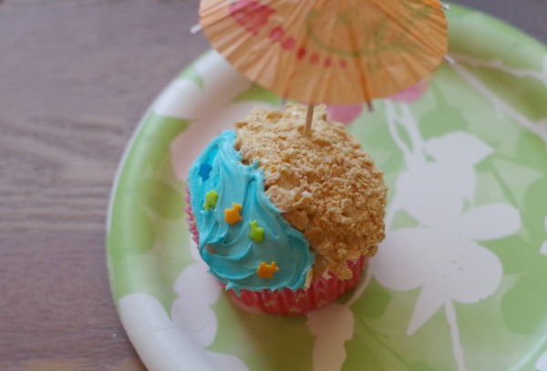 Kids are going to love making these beach themed cupcakes. They are the perfect dessert treat for a summer , beach or pool party and will look fantastic when displayed on the food table. The kids will enjoy making these cupcakes just as much as they will enjoy eating them. Have fun in the kitchen with this super easy to follow tutorial. Kids are going to love making these beach themed cupcakes. They are the perfect dessert treat for a summer , beach or pool party and will look fantastic when displayed on the food table. The kids will enjoy making these cupcakes just as much as they will enjoy eating them. Have fun in the kitchen with this super easy to follow tutorial.