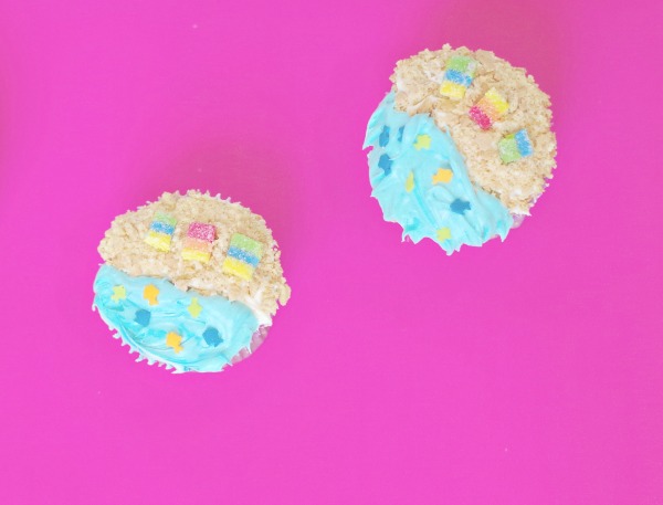 Kids are going to love making these beach themed cupcakes. They are the perfect dessert treat for a summer , beach or pool party and will look fantastic when displayed on the food table. The kids will enjoy making these cupcakes just as much as they will enjoy eating them. Have fun in the kitchen with this super easy to follow tutorial. Kids are going to love making these beach themed cupcakes. They are the perfect dessert treat for a summer , beach or pool party and will look fantastic when displayed on the food table. The kids will enjoy making these cupcakes just as much as they will enjoy eating them. Have fun in the kitchen with this super easy to follow tutorial.
