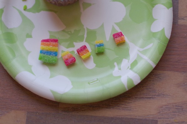 Kids are going to love making these beach themed cupcakes. They are the perfect dessert treat for a summer , beach or pool party and will look fantastic when displayed on the food table. The kids will enjoy making these cupcakes just as much as they will enjoy eating them. Have fun in the kitchen with this super easy to follow tutorial.