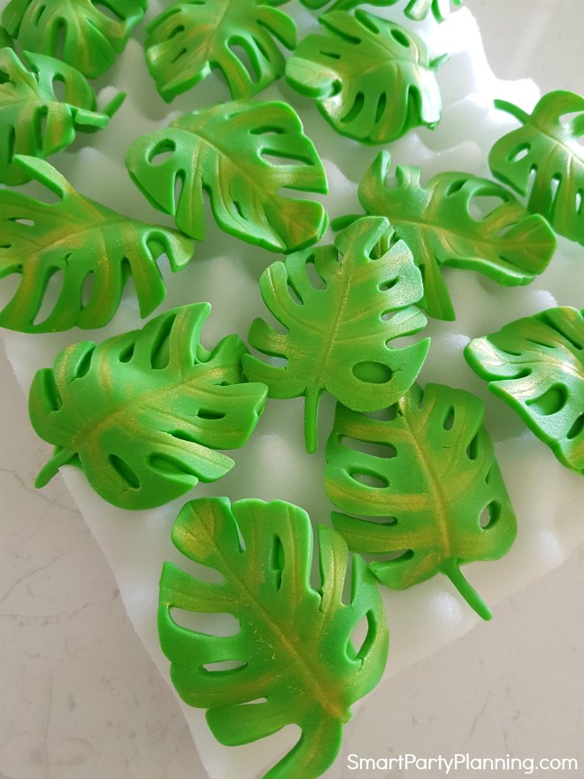 Fondant leaves with gold shimmer dust Fondant leaves with gold shimmer dust