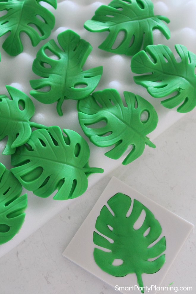 Tropical leaves in fondant silicon mold Tropical leaves in fondant silicon mold