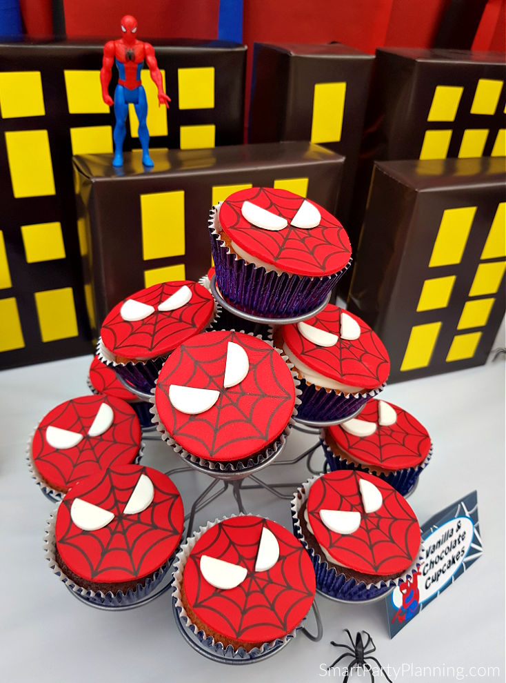 Stand of spiderman cupcakes Stand of spiderman cupcakes