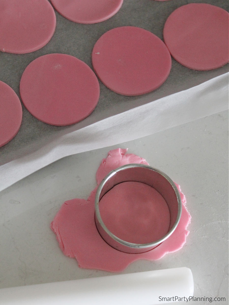 Cutting out fondant topper circles